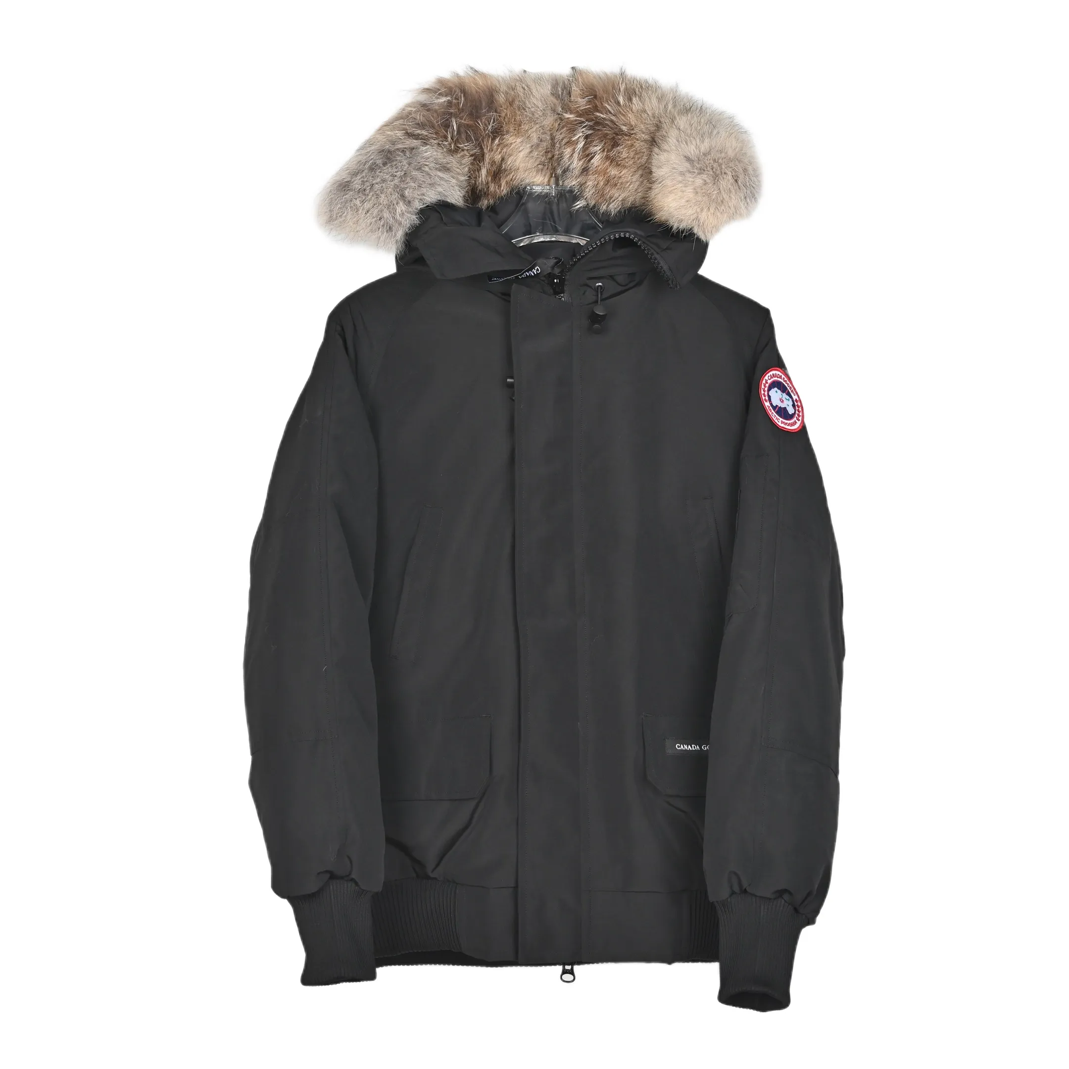 P720 𝐂𝐚𝐧𝐚𝐝𝐚 𝐆𝐨𝐨𝐬𝐞 𝐄𝐱𝐩𝐞𝐝𝐢𝐭𝐢𝐨𝐧 𝟕𝟗𝟗𝟗𝐌 Canada Goose Model 01 Short Down Jacket 🔝Product color: black, off-white, graphite gray, navy blue, sky blue 🔝Product size: XS S M L 2️⃣Exclusively customized 18-count fabrics with the same ZP. Using "Arctic Tech" fabric technology, the outer fabric is 84.5% polyester fiber and 15.5% cotton, the lining is 100% cotton fiber, and the padding is 100% polyester fiber. It is durable, waterproof, windproof, cold-resistant and warm. 3️⃣The lining is made of 40D Nylon AC oil-based glue, with level 5 single-dye fastness. The collar flannel is made of original high-density mercerized velvet, and the pocket fabric is made of elastic high-density polar fleece, which is soft and skin-friendly. The bile cloth is made of 330T polyester anti-velvet No. 7 needle to prevent lint from running away. If there is lint running away, it will be given away for free! 4️⃣The JUKI large-scale sewing machine imported from Japan is professional in stitching and seaming. It completely follows the original 106 stitches on the whole piece of clothing and is reinforced throughout. The length of each jujube follows the original one and is fixed at 1-1.1cm. The density and length are the same as the original one. 5️⃣Yoshida YKK original zipper, Y-shaped double hook Velcro, and the cuffs are made of custom thickened seamless threads. This year, high-elastic spandex gold thread is added to the cuff thread to increase elasticity and strength. From fabrics and gallbladders to buttons and drawstrings, all are custom-developed and authentic. 6️⃣The imported Tajima embroidery machine is used to customize the chest logo with thousands of needles. The pattern is full and three-dimensional, and it is infinitely close to the original product. 7. The fur collars are made from western coyote skins imported from Canada. We purchased 10,000 top-quality fur collars in the spring. The width of the fur collars is 14cm and the length is 55cm. This winter, the quality of the fur collars will be stable throughout the season, eliminating the uneven quality of fur collars in the middle and later stages! 7️⃣Packaging is in a three-dimensional handbag with cards included. It’s more impressive to give it away and keep it for yourself.